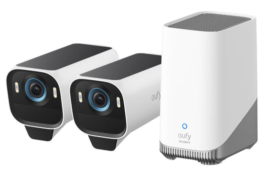 Twee witte EufyCam S3 Pro 4K-beveiligingscamera's met zonnepaneel en een Homebase 3 station.