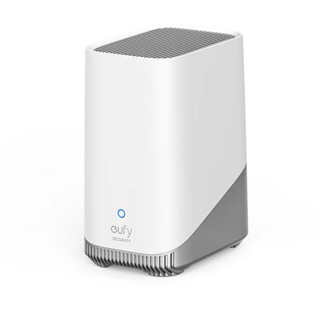 Witte Eufy HomeBase 3 S380 met grijs voetstuk, blauw statuslampje en gestreept ventilatierooster aan de bovenzijde.