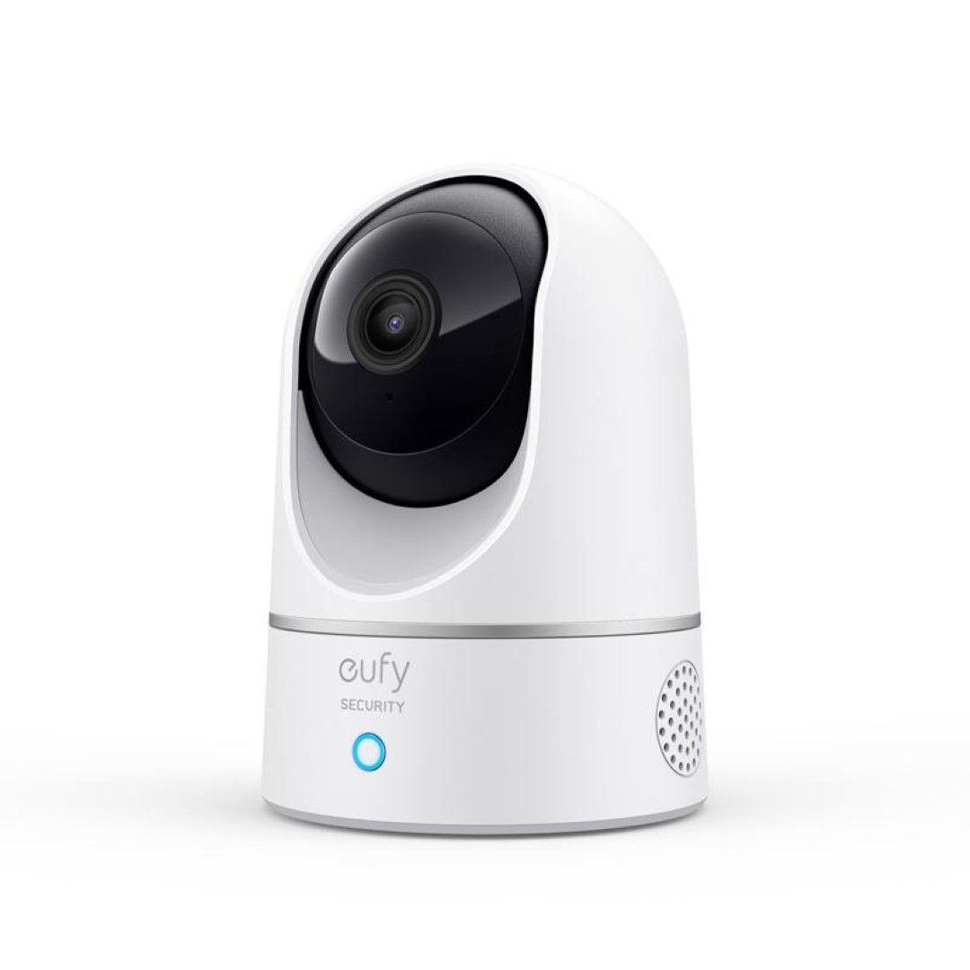 Witte Eufy Indoor Cam 2K beveiligingscamera met zwarte draaibare lens en blauw statuslampje.