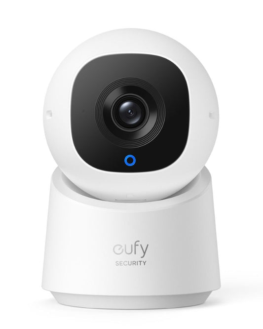 Witte Eufy Indoor Cam C220 beveiligingscamera met 2K-lens, 360 graden pan-tilt ontwerp en blauw statuslampje.
