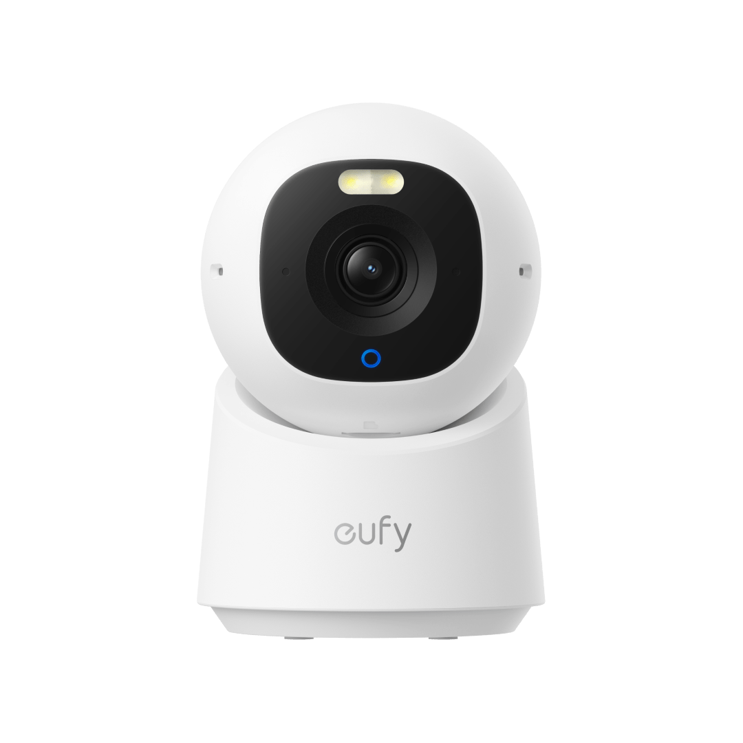 Witte Eufy Indoor Cam E30 4K beveiligingscamera met draaibare lens en zwart frontpaneel op een witte standaard.
