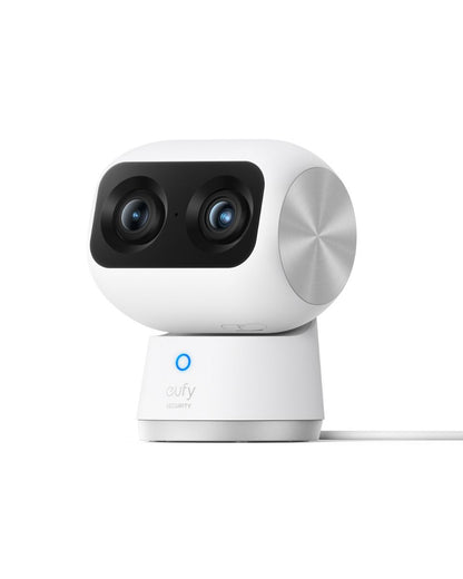 Witte Eufy Indoor Cam S350 beveiligingscamera met dubbele lens, 360 graden PTZ-design en blauw statuslampje.