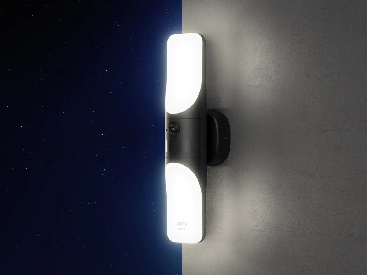 Eufy S100 zwarte wandlamp met ingebouwde 2K beveiligingscamera en heldere verlichting tegen een buitenmuur.