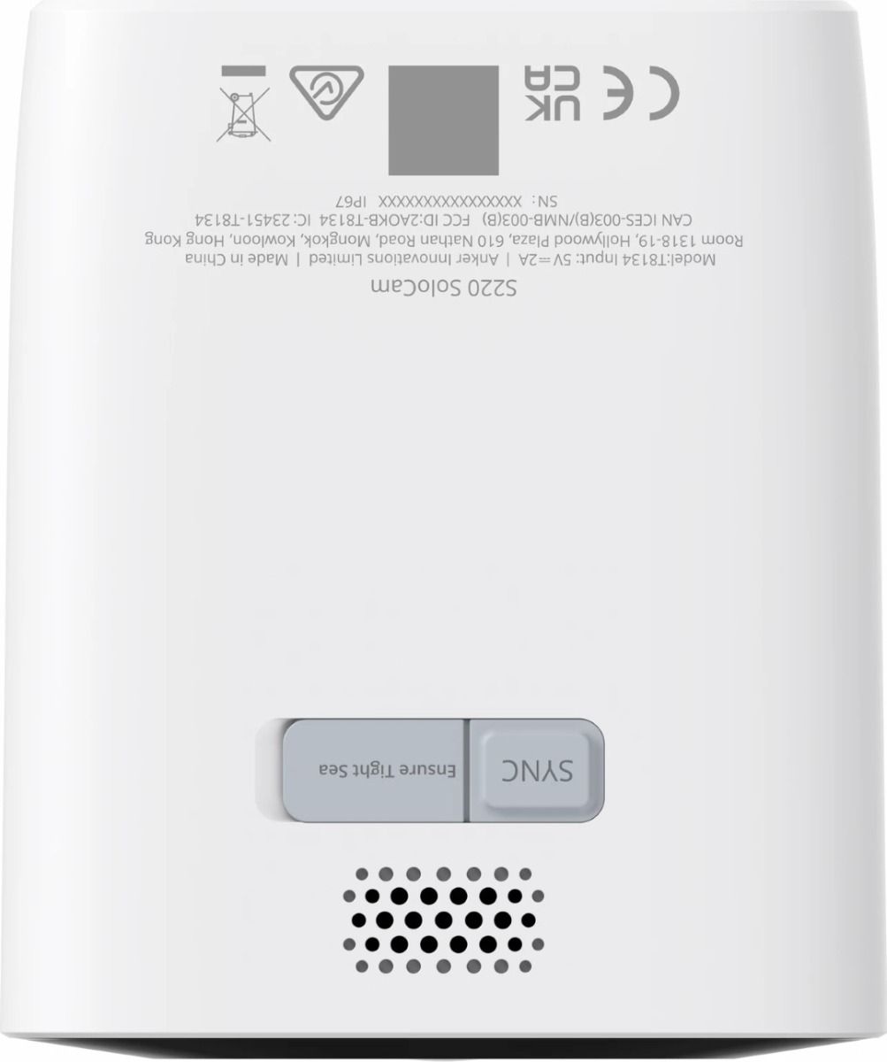 Witte achterkant van de Eufy S220 SoloCam met SYNC-knop, luidsprekerrooster en productinformatie.