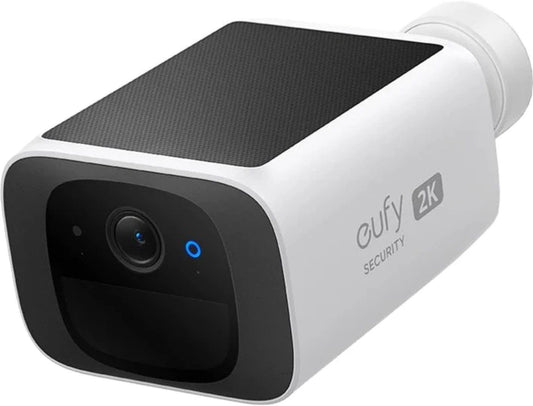 Witte Eufy S220 SoloCam 2K beveiligingscamera met geïntegreerd zonnepaneel aan de bovenzijde en zwarte lensmodule.