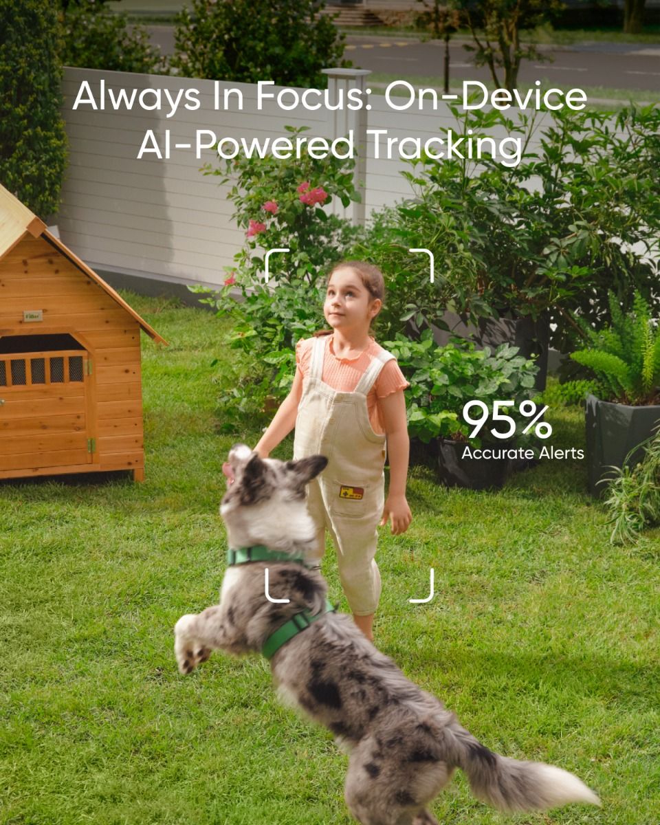 Eufy S340 beveiligingscamera toont AI-tracking van een kind en hond in een tuin met een houten hondenhok.