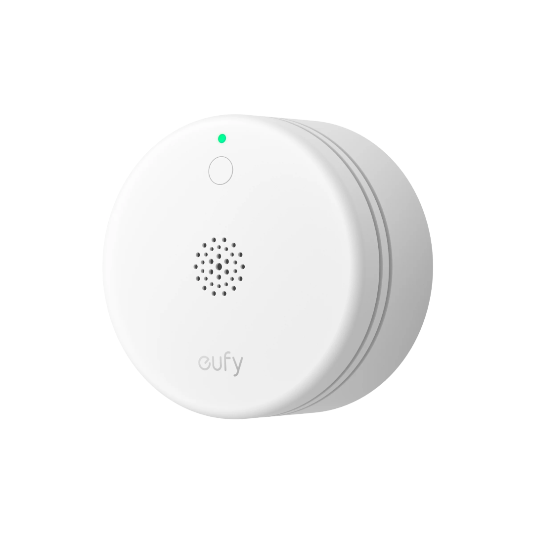 Witte, compacte Eufy Smoke Sensor E10 draadloze rookmelder met groen statuslampje en luidsprekerrooster.