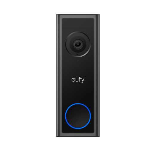 Zwarte Eufy C30 draadloze 2K videodeurbel met camera en verlichte blauwe drukknop op een witte achtergrond.