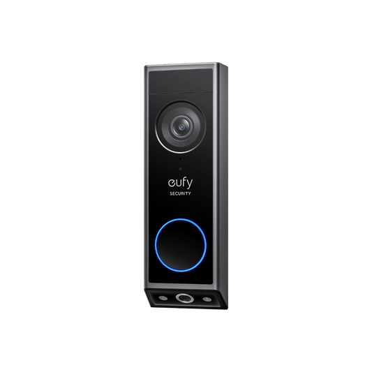 Zwarte Eufy E340 slimme videodeurbel met dual-camera systeem en verlichte blauwe drukknop op een witte achtergrond.