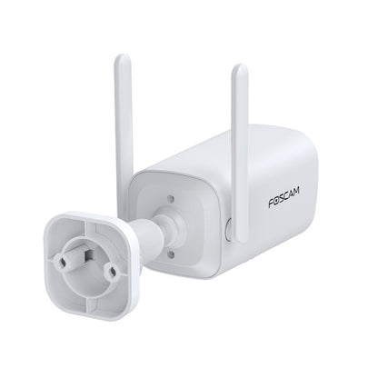 Witte Foscam BP4 draadloze 4MP beveiligingscamera met twee antennes en verstelbare muurbeugel.