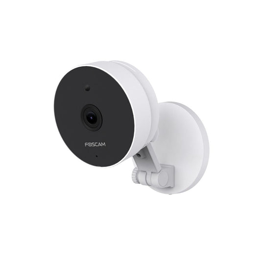 Witte Foscam C5M 5MP WiFi binnencamera met ronde zwarte lens en verstelbare muurbeugel op witte achtergrond.