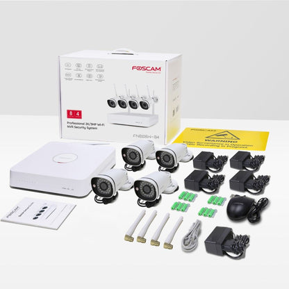 Foscam FN8108W-B4-1T WiFi NVR set met vier witte bullet camera's, stroomadapters, muis en handleiding in doos.