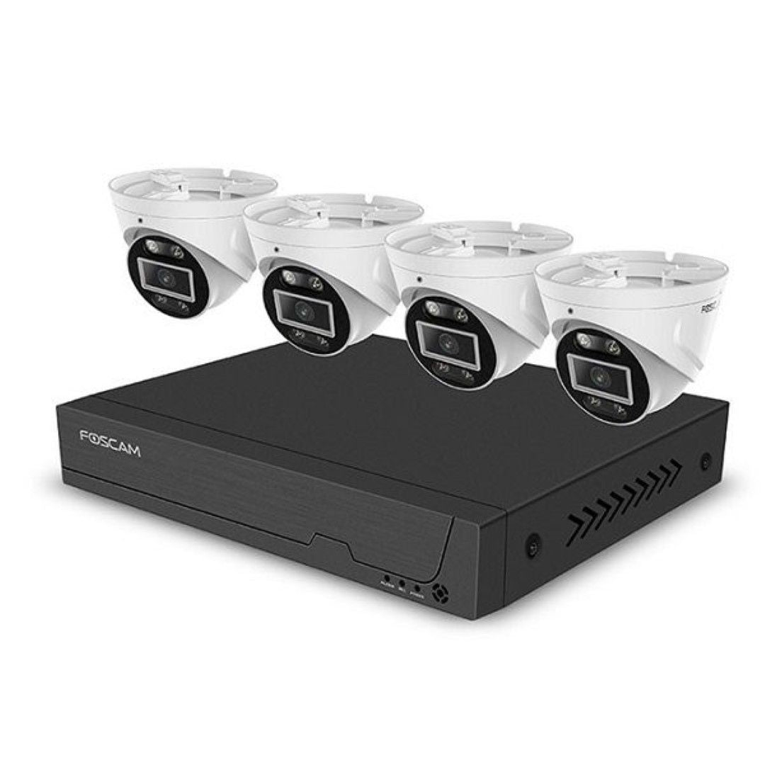Foscam 5MP PoE bewakingsset met zwarte NVR en vier witte turret camera's.