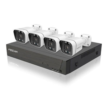 Foscam 4K PoE bewakingsset met zwarte NVR en vier witte bullet camera's voor buitenbeveiliging.