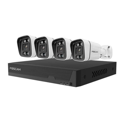 Foscam 4K PoE bewakingsset met zwarte NVR en vier witte bullet camera's voor buitenbeveiliging.