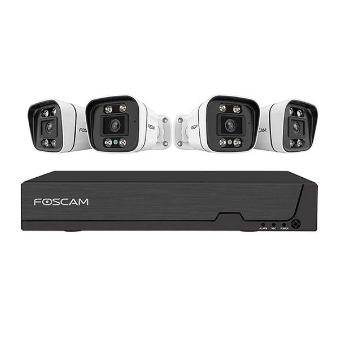 Foscam 4K PoE bewakingsset met zwarte NVR en vier witte bullet camera's voor buitenbeveiliging.