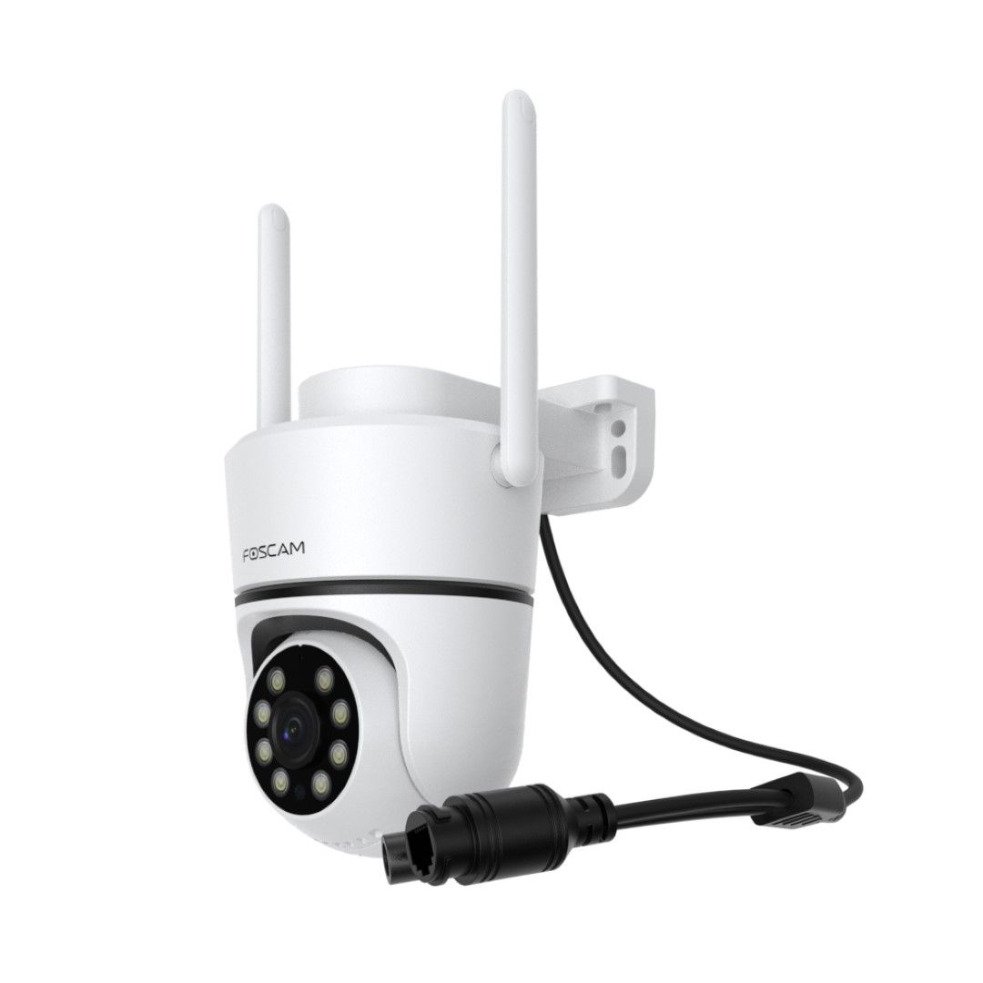 Witte Foscam PD5 5MP PTZ beveiligingscamera met twee antennes, draaibare lens en zwarte stroomkabel op witte achtergrond.