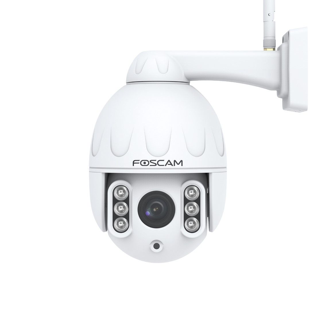 Witte Foscam SD4 outdoor PTZ-beveiligingscamera met 4MP lens, infrarood nachtzicht en wandmontagebeugel.