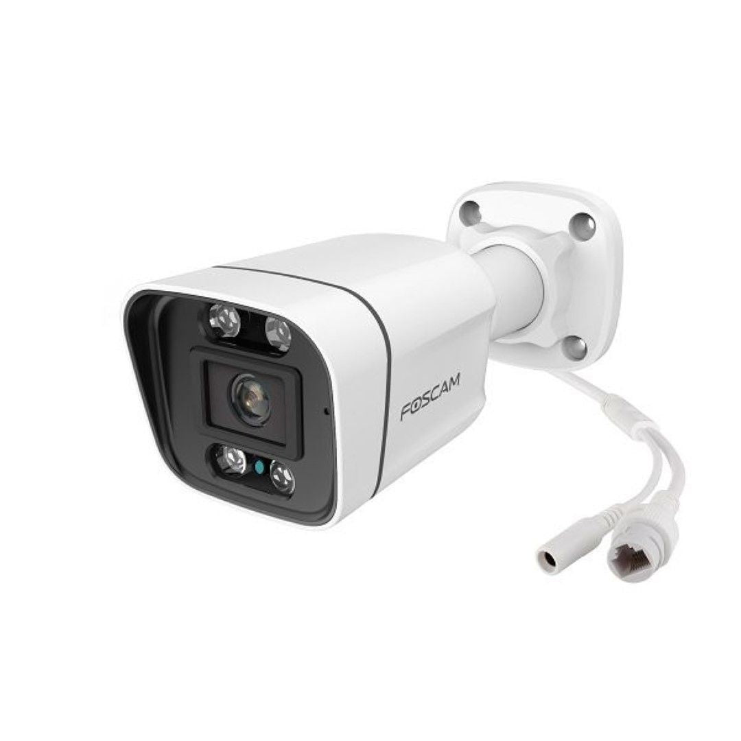 Witte Foscam V5EP PoE bullet camera met 5MP lens, spotlight en aansluitkabels voor buitenbeveiliging.