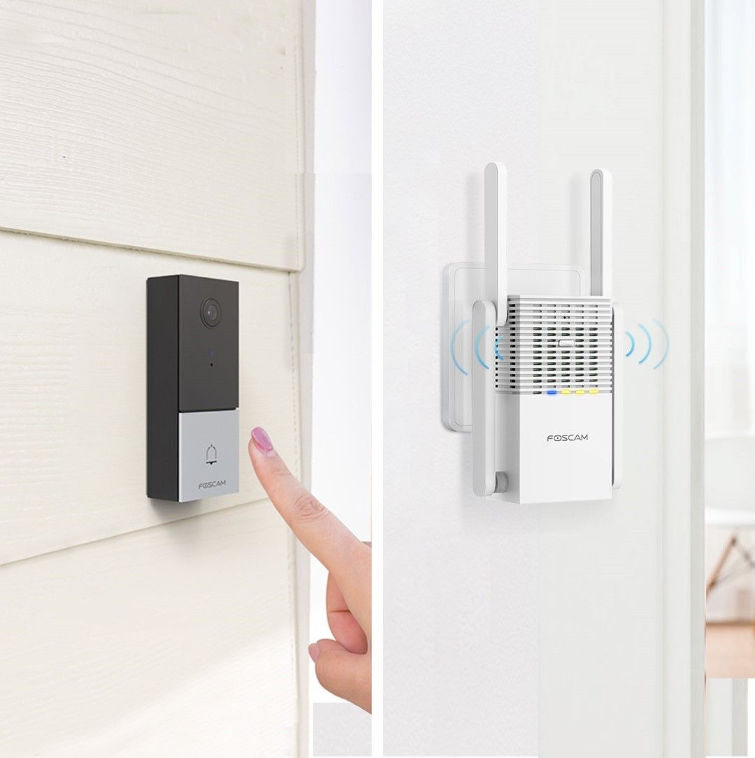Witte Foscam VC1 WiFi gong met antennes en zwarte Foscam VD1 videodeurbel op een muur.