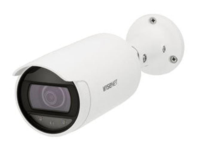 Witte Hanwha ANO-L7082R 4MP outdoor bullet beveiligingscamera met varifocale lens en muurbeugel.