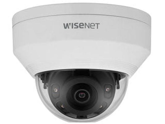 Witte Hanwha Wisenet vandaalbestendige dome beveiligingscamera met zwarte lens en transparante koepel voor buiten.