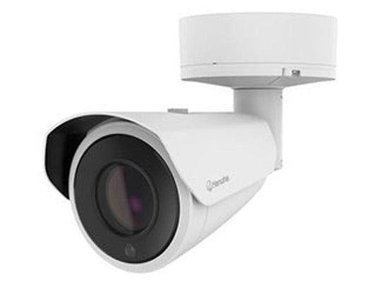 Witte Hanwha PNO-A9311R 4K bullet beveiligingscamera met 31x optische zoom en zonnekap voor buitenmontage.