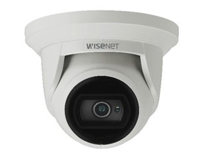 Witte Hanwha Wisenet QNE-8011R 5MP outdoor dome beveiligingscamera met vaste lens en robuust design.