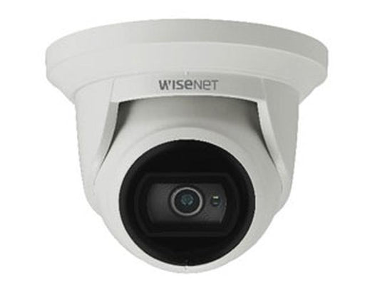 Witte Hanwha Wisenet QNE-8011R 5MP outdoor dome beveiligingscamera met vaste lens en robuust design.