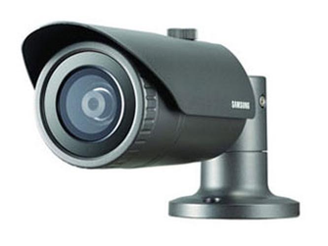 Witte Hanwha QNO-6012R outdoor bullet beveiligingscamera met 2.8mm lens en zonnekap voor wandmontage.