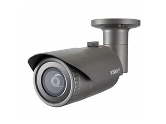 Grijze Hanwha QNO-7012R 4MP outdoor bullet beveiligingscamera met 2.8mm lens en verstelbare muurbeugel.