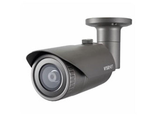 Grijze Hanwha QNO-7012R 4MP outdoor bullet beveiligingscamera met 2.8mm lens en verstelbare muurbeugel.