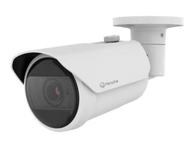 Witte Hanwha QNO-C8083R 5MP outdoor bullet beveiligingscamera met varifocale lens en verstelbare montagebeugel.