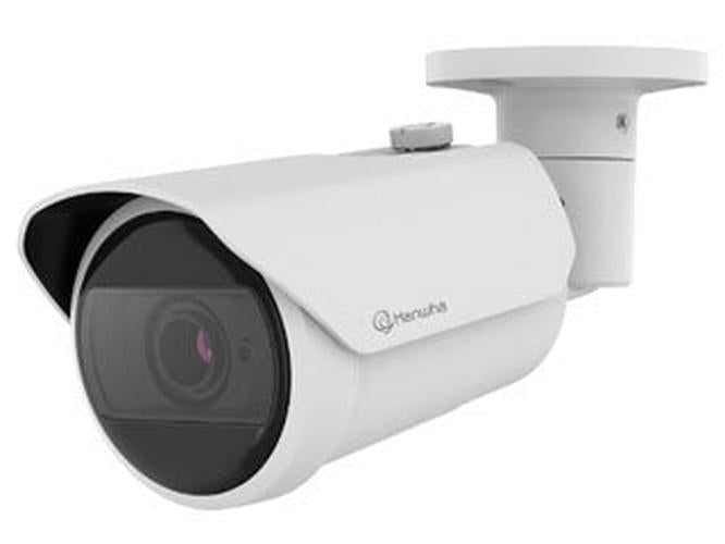 Witte Hanwha 8MP 4K bullet beveiligingscamera met varifocale lens en verstelbare muurbeugel voor buiten.