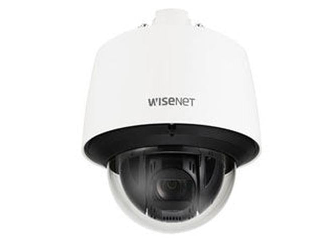 Witte Hanwha Wisenet PTZ-beveiligingscamera met 25x optische zoom en transparante koepel voor buitenbewaking.