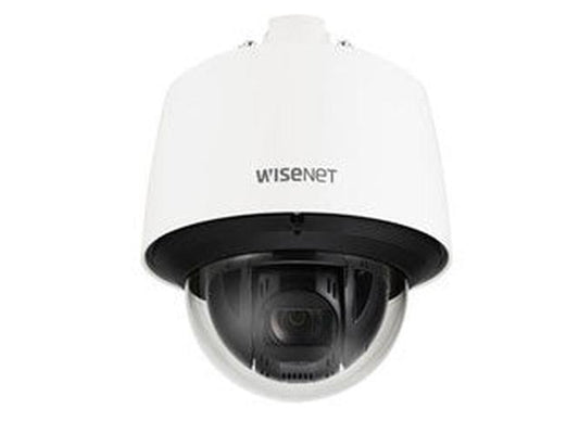 Witte Hanwha Wisenet PTZ-beveiligingscamera met 25x optische zoom en transparante koepel voor buitenbewaking.
