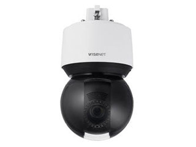 Hanwha Wisenet QNP-6250R 2MP PTZ-beveiligingscamera met witte behuizing en zwarte draaibare cameralens.