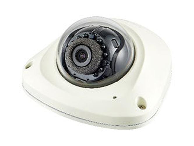 Witte Hanwha QNV-6023R outdoor dome beveiligingscamera met 2MP lens en IR-nachtzicht in een compacte behuizing.