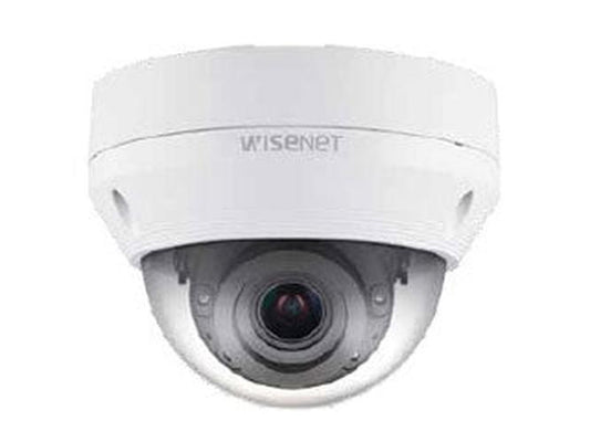 Witte Hanwha QNV-6082R vandaalbestendige dome beveiligingscamera met varifocale lens voor buiten.
