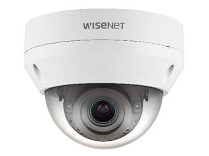 Witte Hanwha Wisenet vandaalbestendige dome beveiligingscamera met varifocale lens voor buiten.