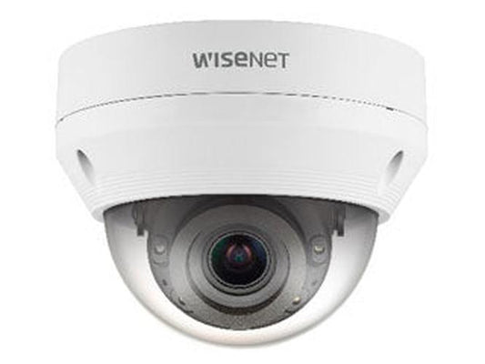 Witte Hanwha Wisenet vandaalbestendige dome beveiligingscamera met varifocale lens voor buiten.