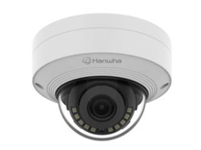 Witte Hanwha 8MP outdoor dome beveiligingscamera met zwarte lens en IR-nachtzicht in een compact, robuust design.