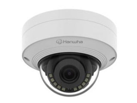 Witte Hanwha 8MP outdoor dome beveiligingscamera met zwarte lens en IR-nachtzicht in een compact, robuust design.
