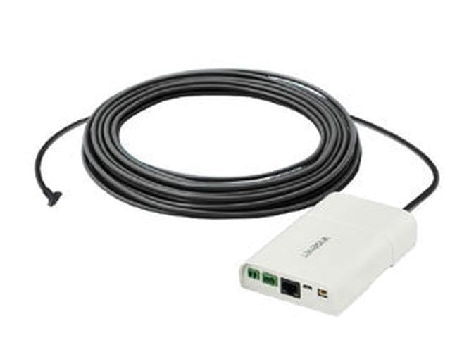 Witte Hanwha XNB-6001 box camera met aangesloten zwarte kabel en zichtbare netwerk- en stroomaansluitingen.