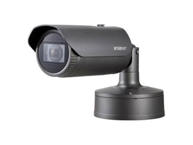Donkergrijze Hanwha XNO-6080R bullet beveiligingscamera met varifocale lens en robuuste wandmontagebeugel.