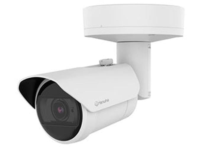 Witte Hanwha XNO-A9084R 8MP 4K outdoor bullet beveiligingscamera met varifocale lens en muurbeugel.