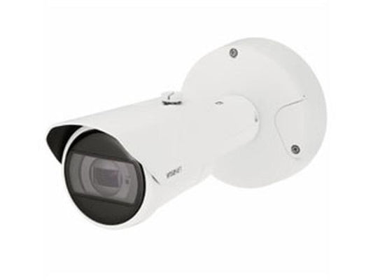 Witte Hanwha XNO-C7083R outdoor bullet beveiligingscamera met varifocale lens en ronde muurbevestiging.