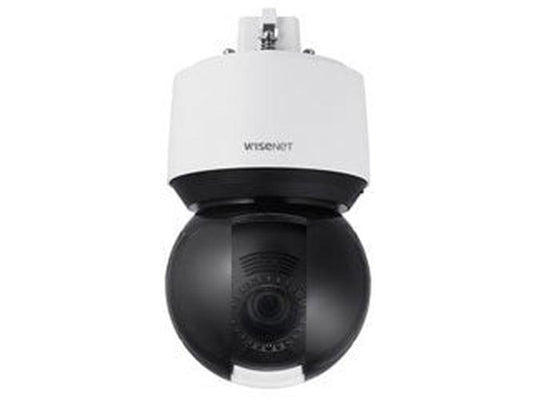 Hanwha Wisenet XNP-6400 2MP PTZ-beveiligingscamera met witte behuizing en zwarte bolvormige lensmodule.