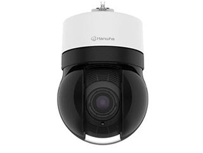 Witte Hanwha XNP-C7310R 4MP PTZ speed dome camera met zwarte lensbehuizing voor professionele buitenbewaking.