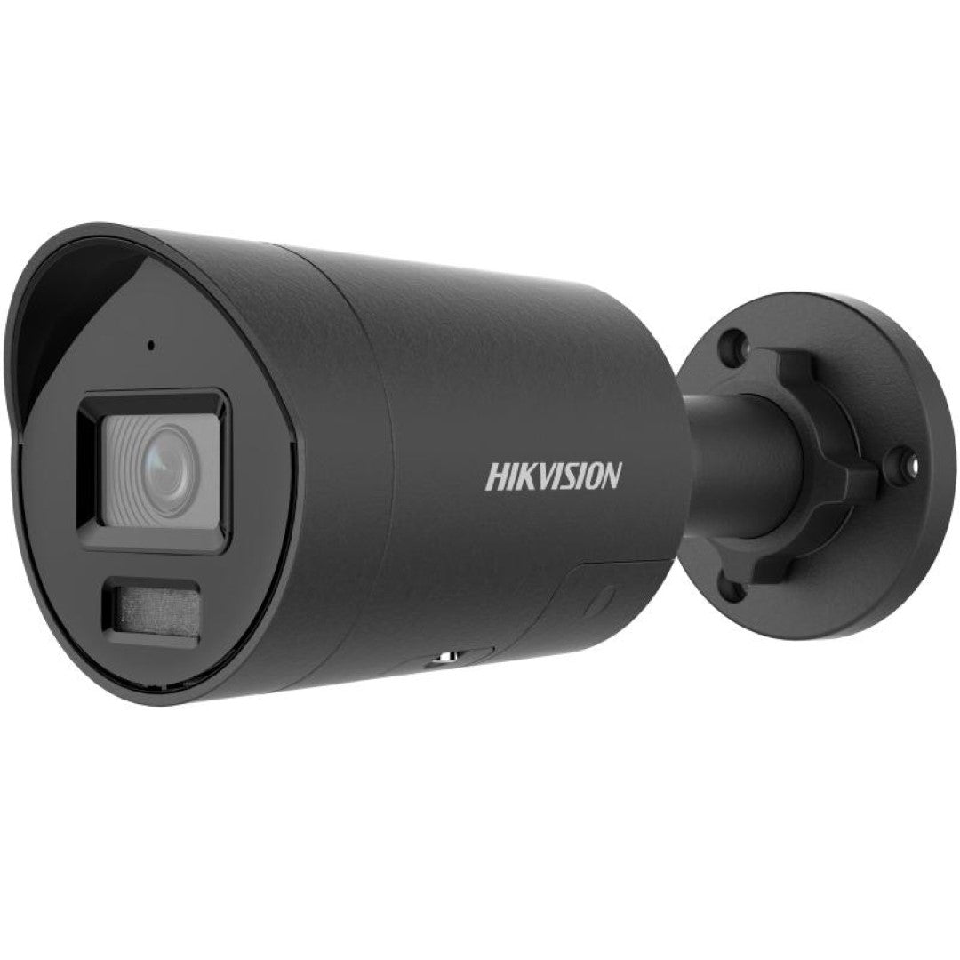 Hikvision ColorVu 4MP beveiligingscamera in matzwart met actieve afschrikking en wandmontagebeugel.